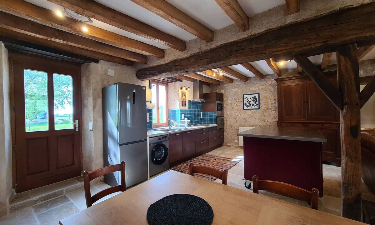 Etrechet Cottage | Rustic Berry Retreat: 4 En-Suite BRs, Fiber, Terrace, and Equestrian-Friendly!