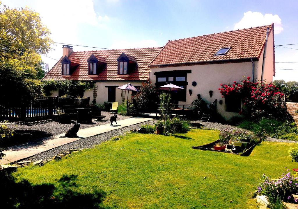 Saint-Saturnin House | Saint-Saturnin 3-Bed Home Sleeps 10 Pool Garden