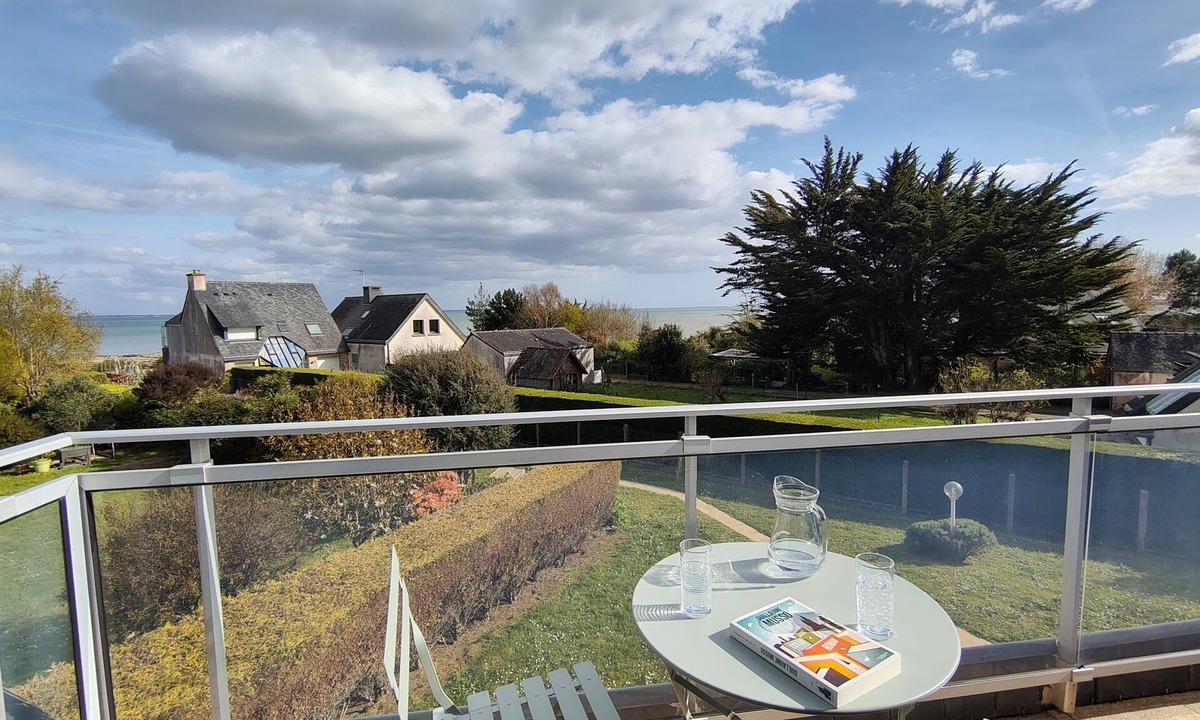 Penvins House | Sea View House for 9 - Beach Just Around the Corner & Family Comfort