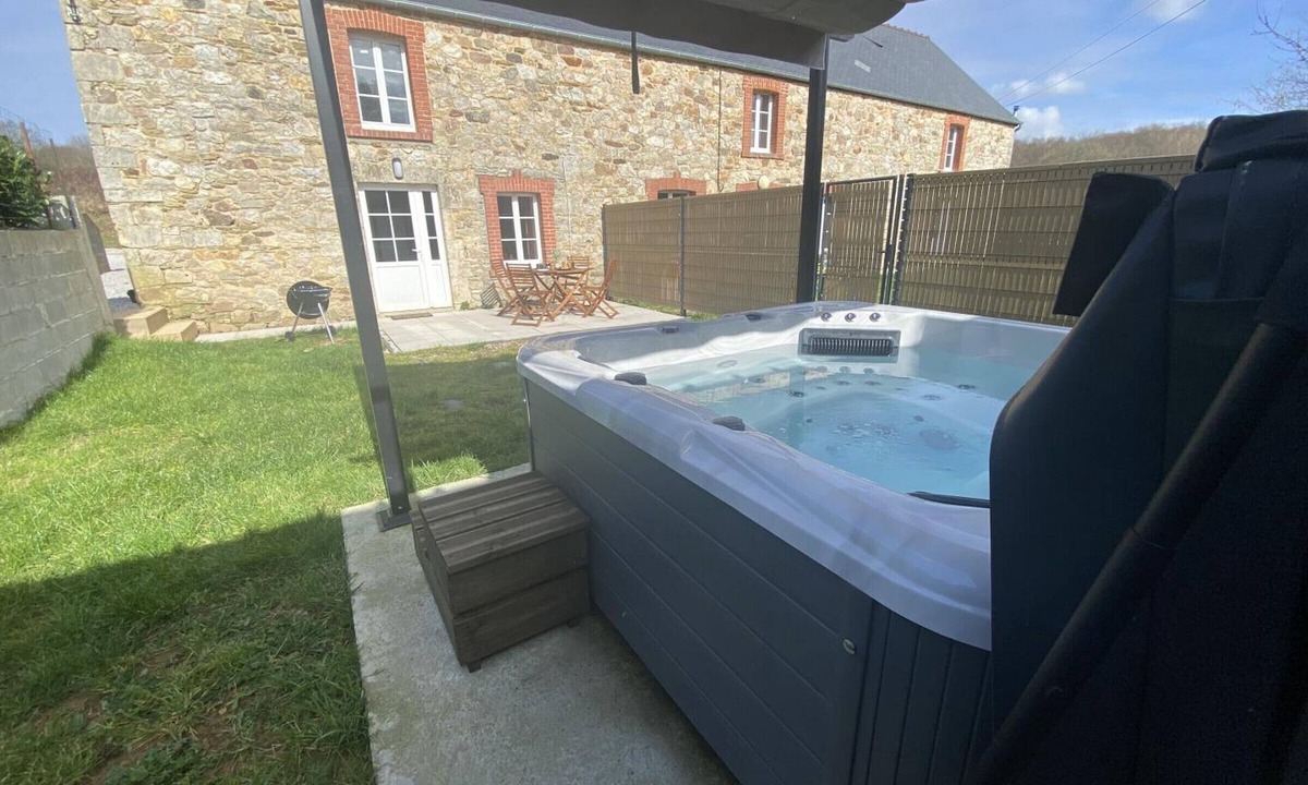 Saussemesnil Cottage | Semi-detached house with private spa, pets welcome, near Cotentin