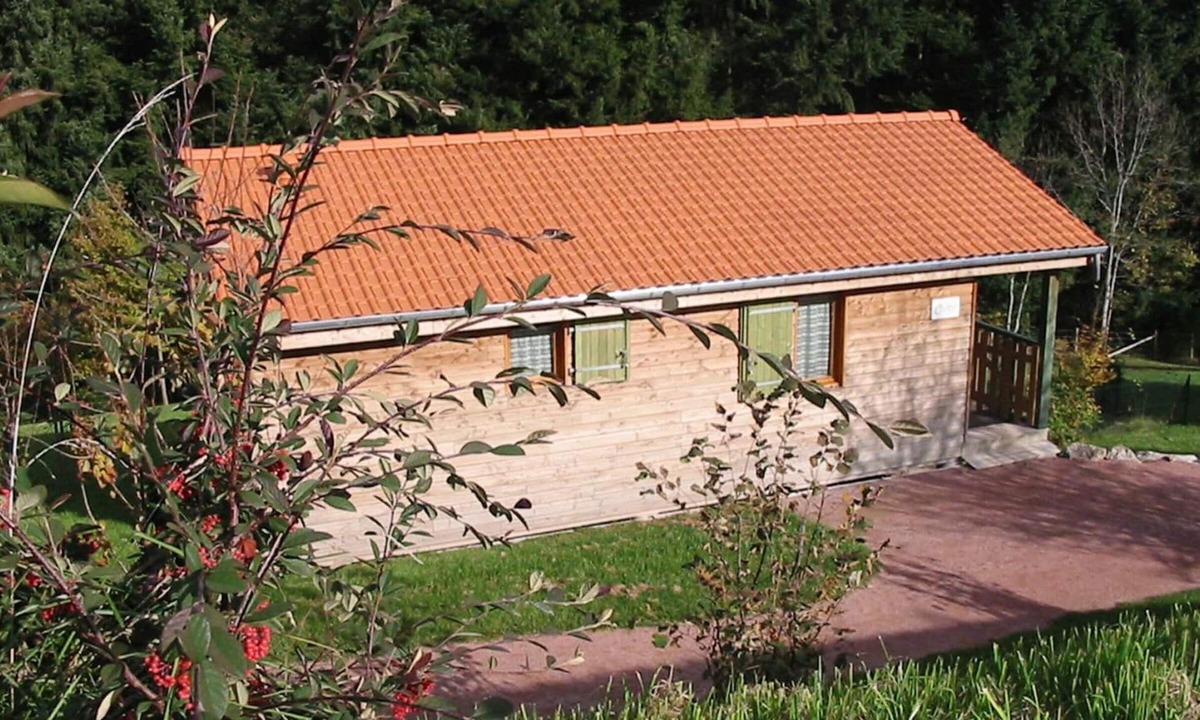 Les Noes Cottage | Single-story chalet with terrace, pets allowed