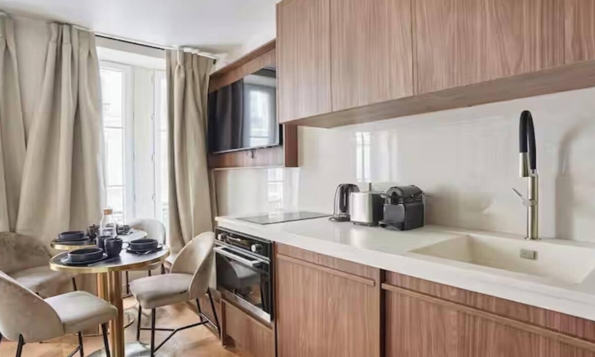 Hopital Saint-Louis Apartment | SITUATED IN A LIVELY AND AUTHENTIC PARISIAN NEIGHBORHOOD – LE MARAIS