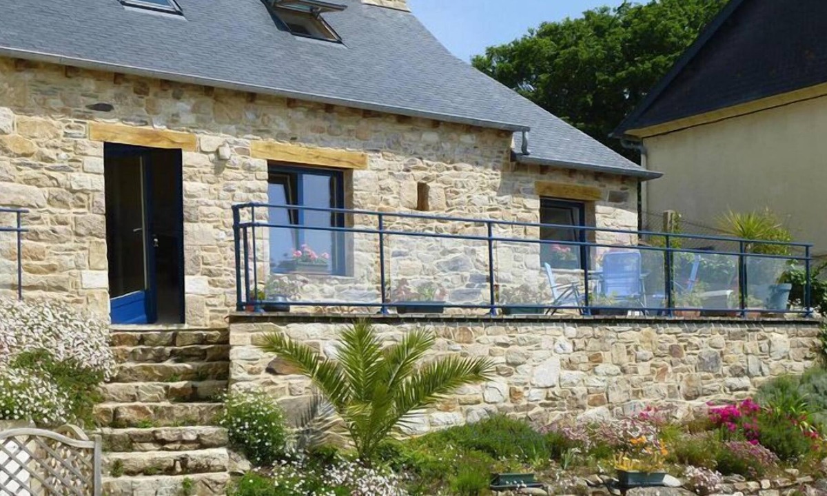 Lezardrieux House | Small Breton holiday home in top location with shared pool, Lézardrieux