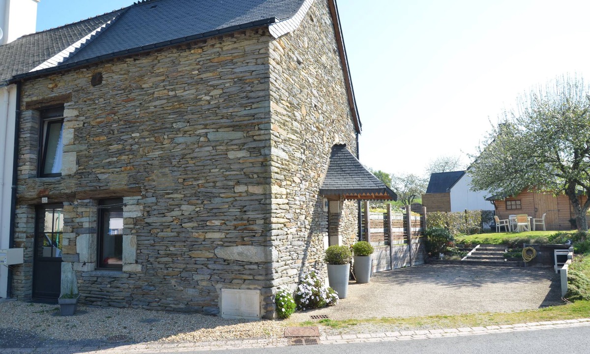 Montertelot House | Small character house