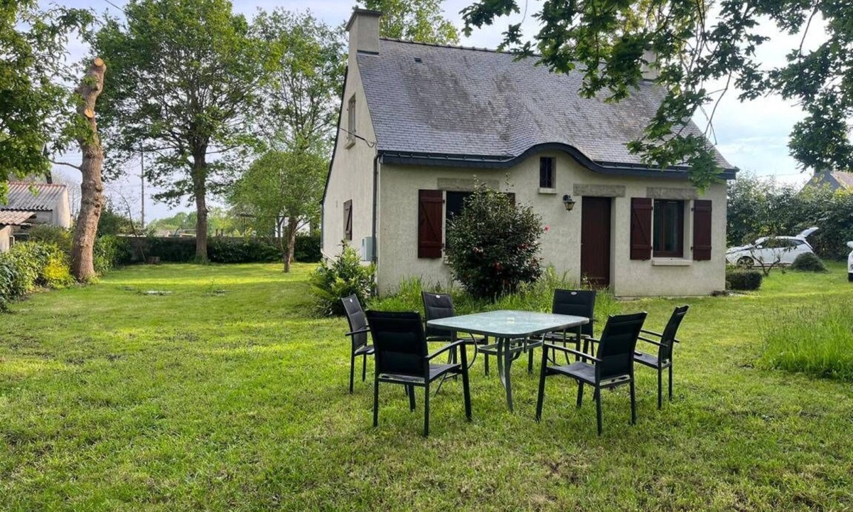 Kerherou Bed & Breakfast | Small house, 3km from the sea, on large enclosed garden