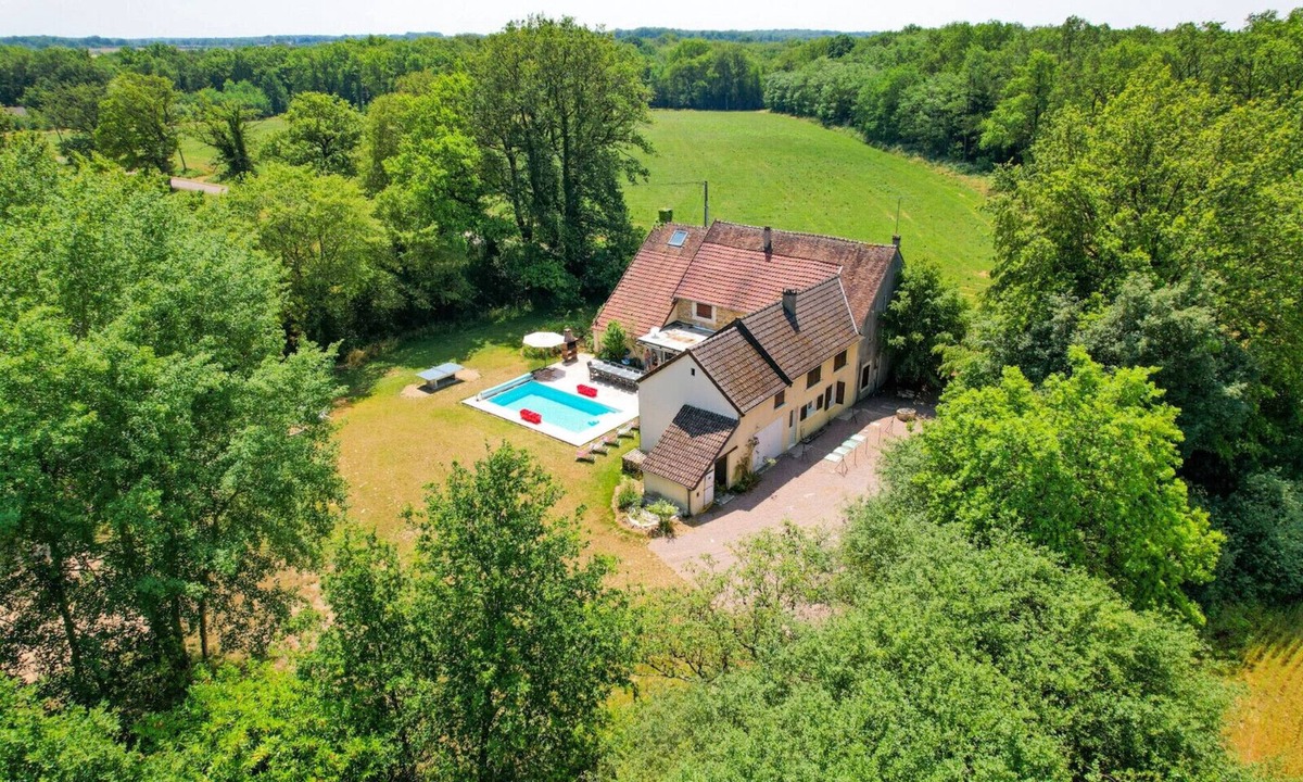 La Celle-sur-Loire Villa | So Villa Margotterie (58) - Heated pool - Volleyball - 2h Paris - 24p.