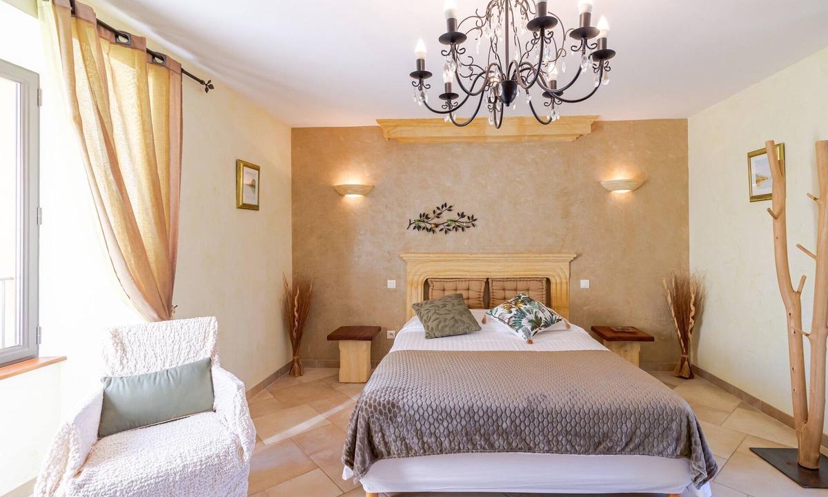 Proissans Bed & Breakfast | Solène Room – Inspired by Nature and Spacious – Shared Pool