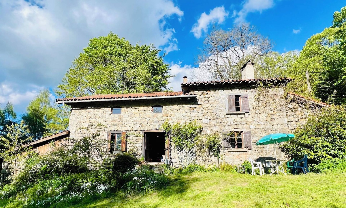Ambert House | Spacieuse maison en pierre de taille nichée à la lisière de la forêt!