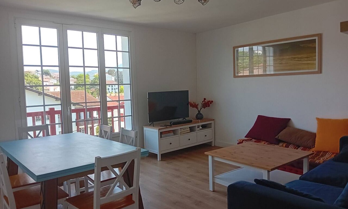 Hendaye Apartment | Spacious 3-Bedroom Flat, Quiet Area, Modern Amenities, Free Parking, Near Beach - Hendaye