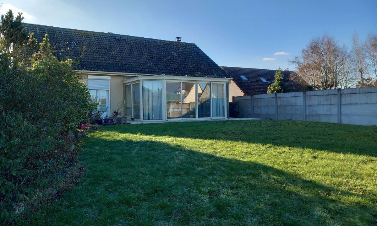 Sandillon House | Spacious 5-bedroom house with a veranda