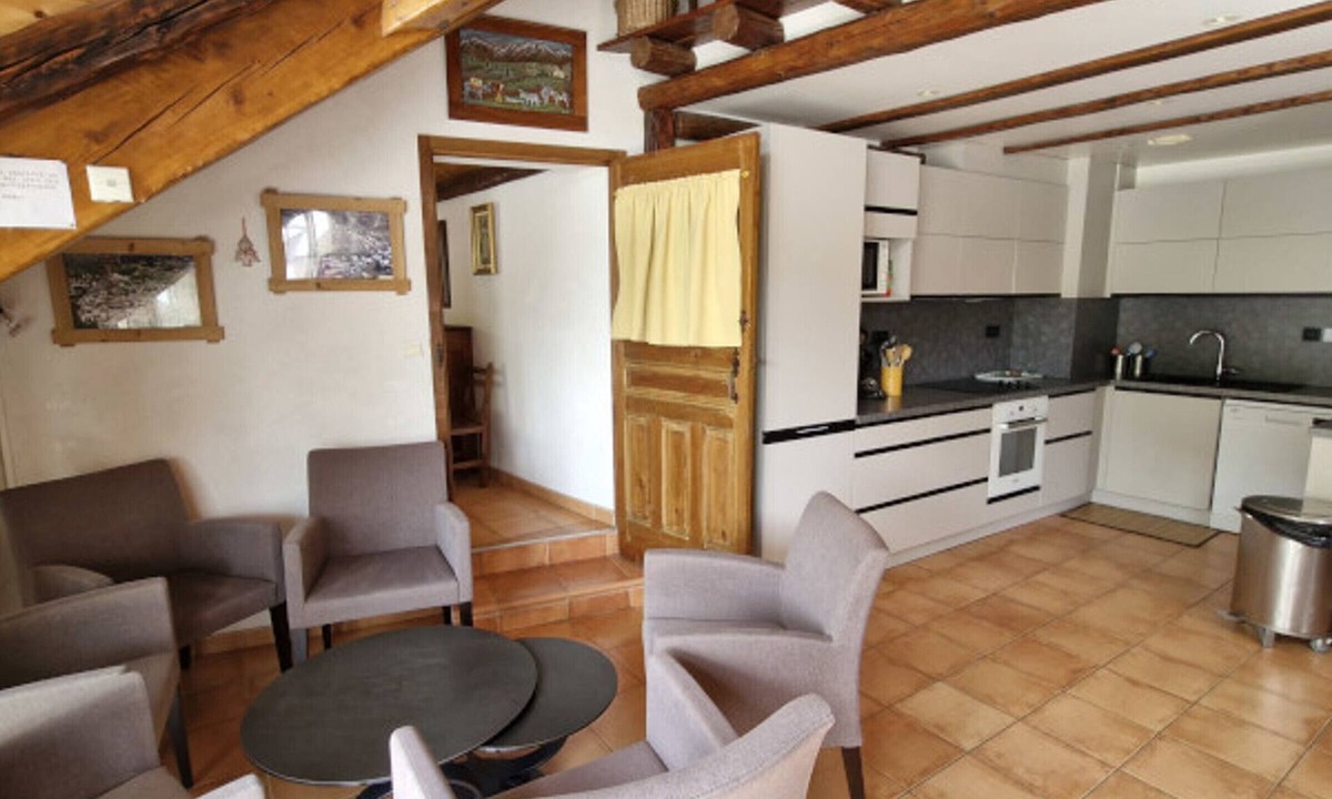 Chantemerle Apartment | Spacious 6-Room Chalet 150m from the Slopes – Sleeps 11, Wi-Fi, Fireplace, Balconies
