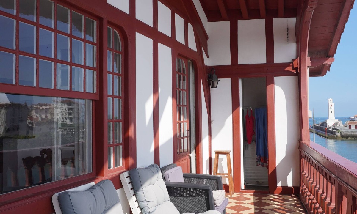 Ciboure Apartment | Spacious apartment on the port. Wide ocean views. Everything within walking distance