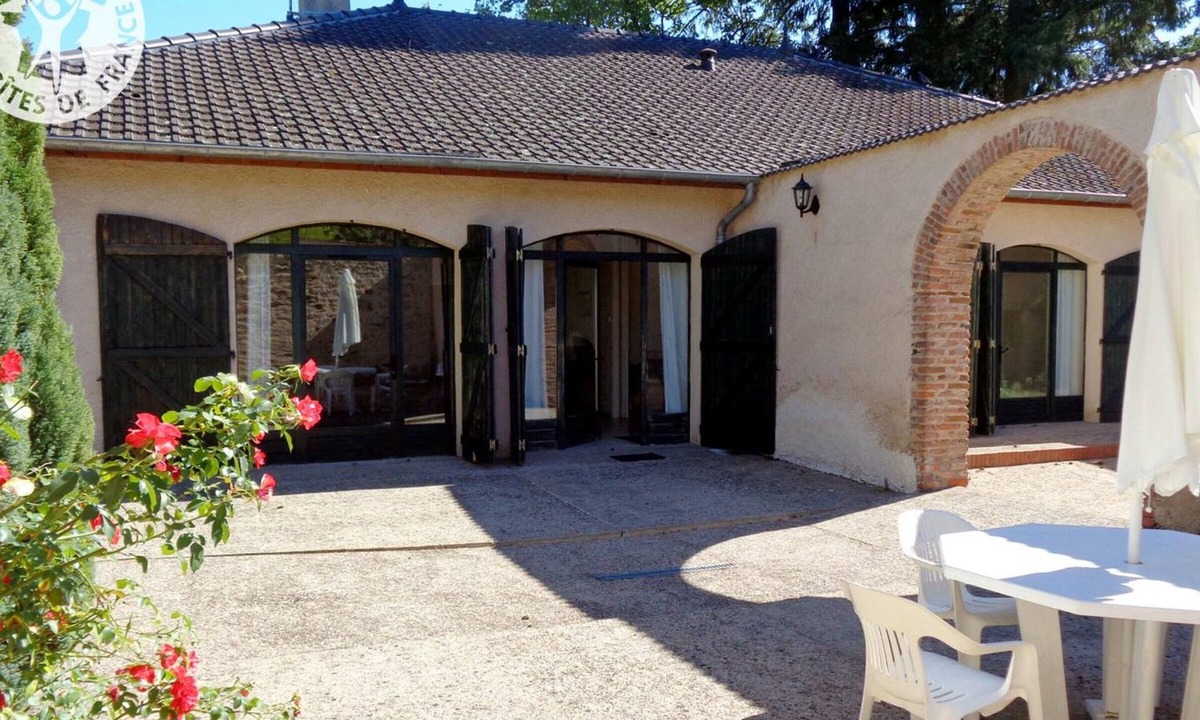 Saint-Haon-le-Vieux Cottage | Spacious cottage with fireplace and pets welcome