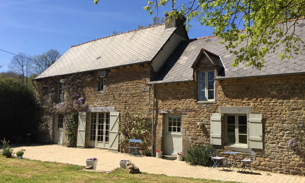 Meneac House | Spacious country retreat in a rural setting with 7.5 acre private wood