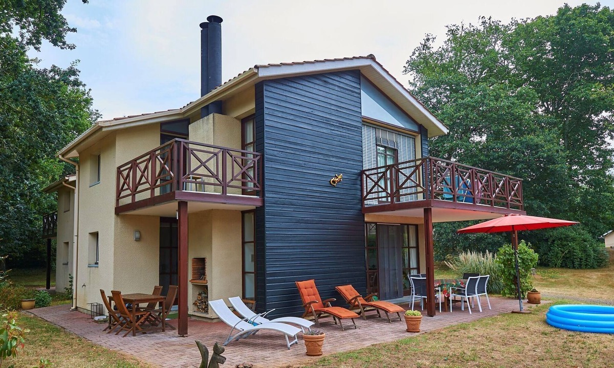 Salles Villa | Spacious detached villa with covered terrace in nature reserve with a castle