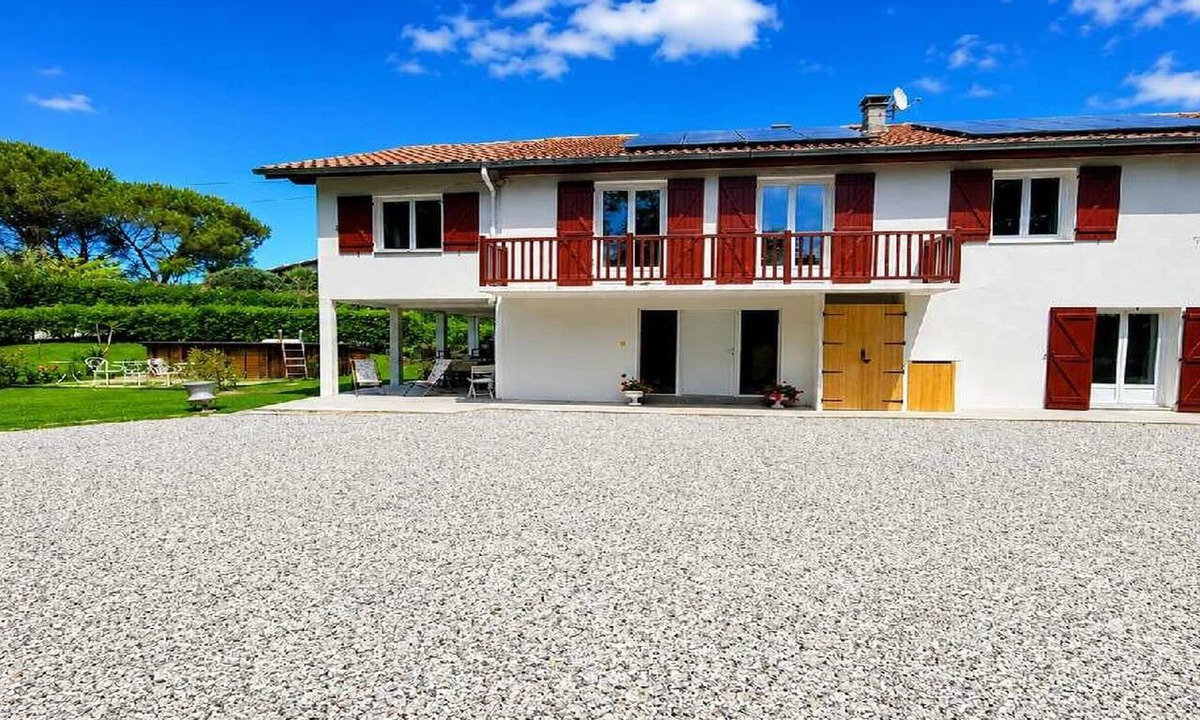 Saint-Pee-sur-Nivelle House | Spacious apartment with outdoor area and pool, nestled between the sea and the mountains