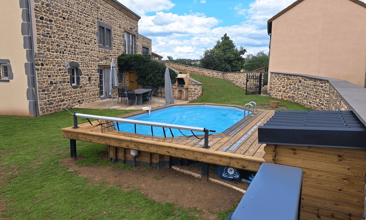 Espalem House | Spacious gite for 12 in Espalem in the Auvergne, well-equipped with swimming pool, close to the A75 motorway.