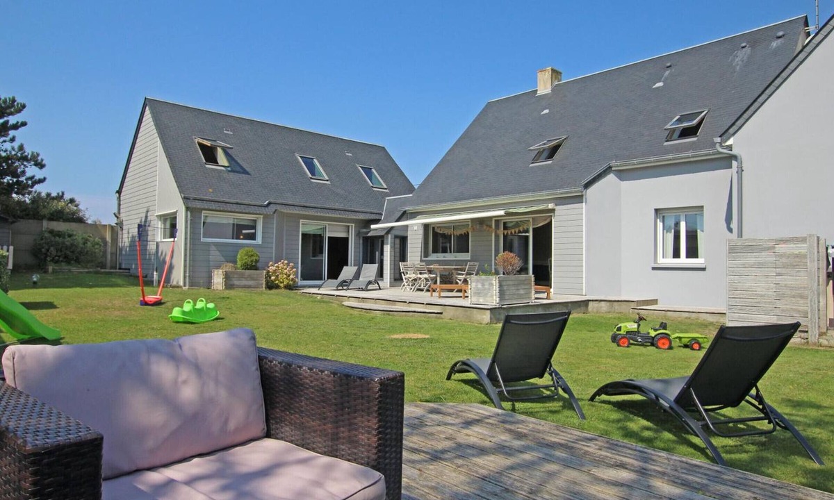 Saint-Germain-sur-Ay Cottage | Spacious house near the beach, perfect for families, pets allowed