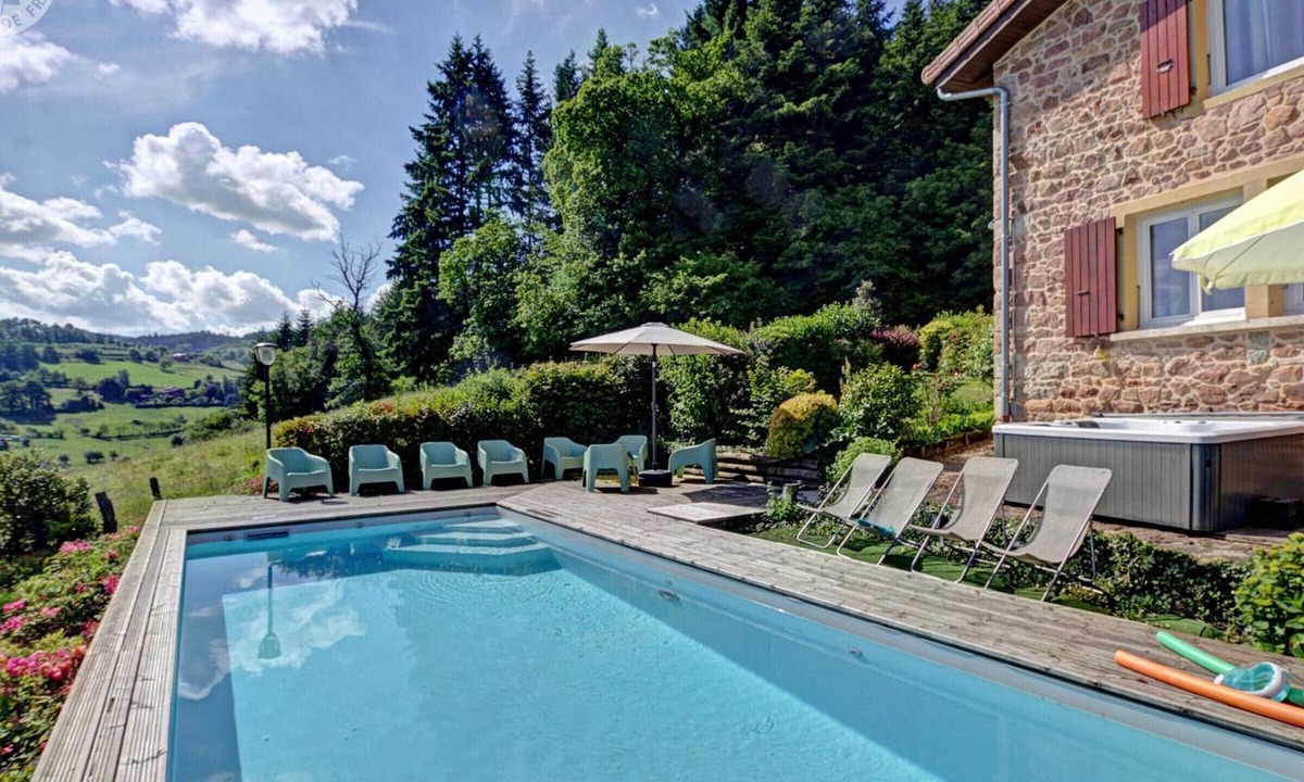 Belmont-de-la-Loire Cottage | Spacious holiday home with garden and pets allowed