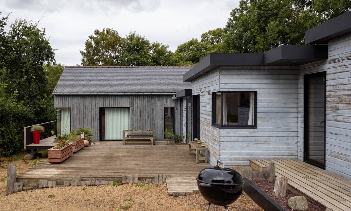 Gommenec'h House | Spacious Holiday Home 'La Cafoutche X X L' with Private Terrace, Shared Garden & Wi-Fi
