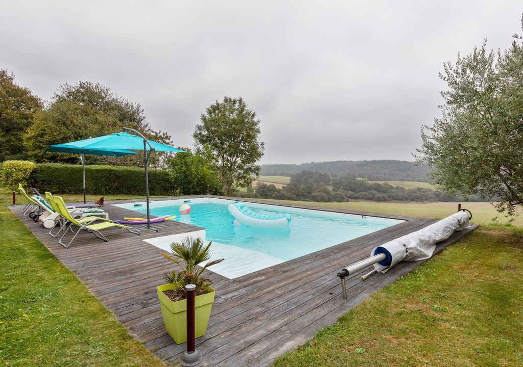 Querrien House | Spacious Holiday Home With Garden in Querrien France