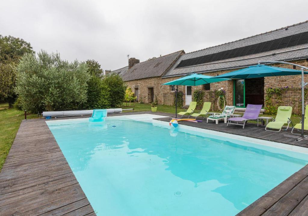 Querrien House | Spacious Holiday Home With Garden in Querrien France