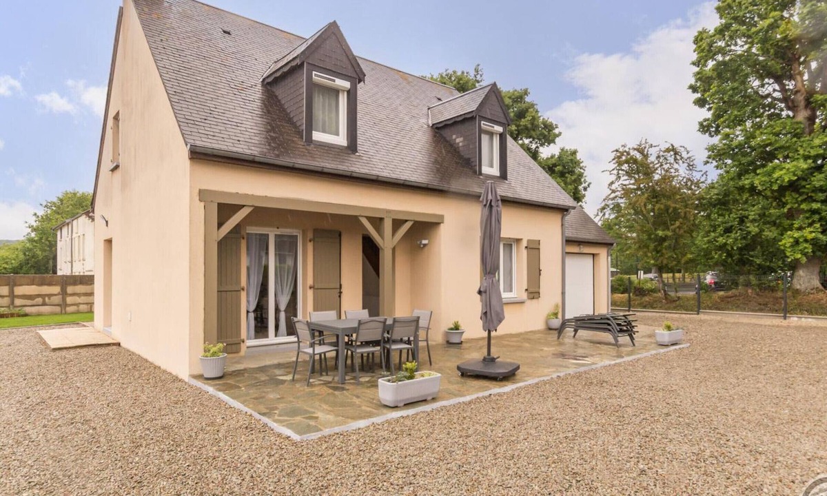 La Haye-du-Puits Cottage | Spacious house in La Haye-du-Puits with garden and pets allowed