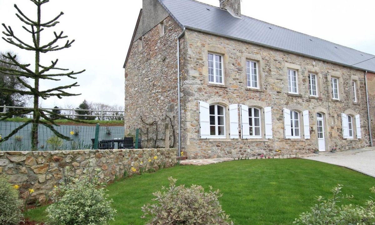Saussemesnil Cottage | Spacious House in Norman Countryside with Fireplace