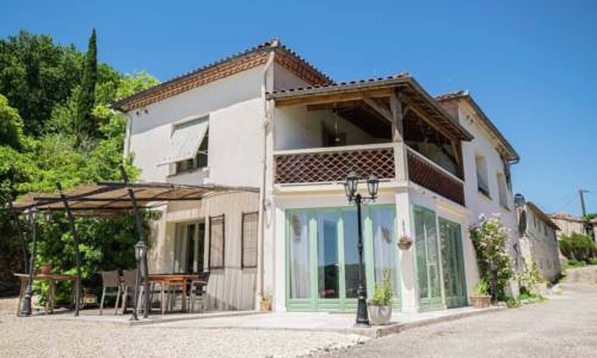 Courbiac House | Spacious house with 3 bedrooms and their own bathroom and toilet.