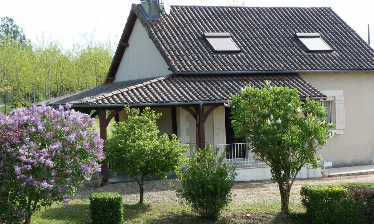 Thiviers Cottage | Spacious house with fireplace and large garden in Thiviers