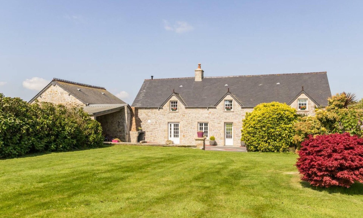 Hardinvast Cottage | Spacious house with enclosed garden near Cherbourg