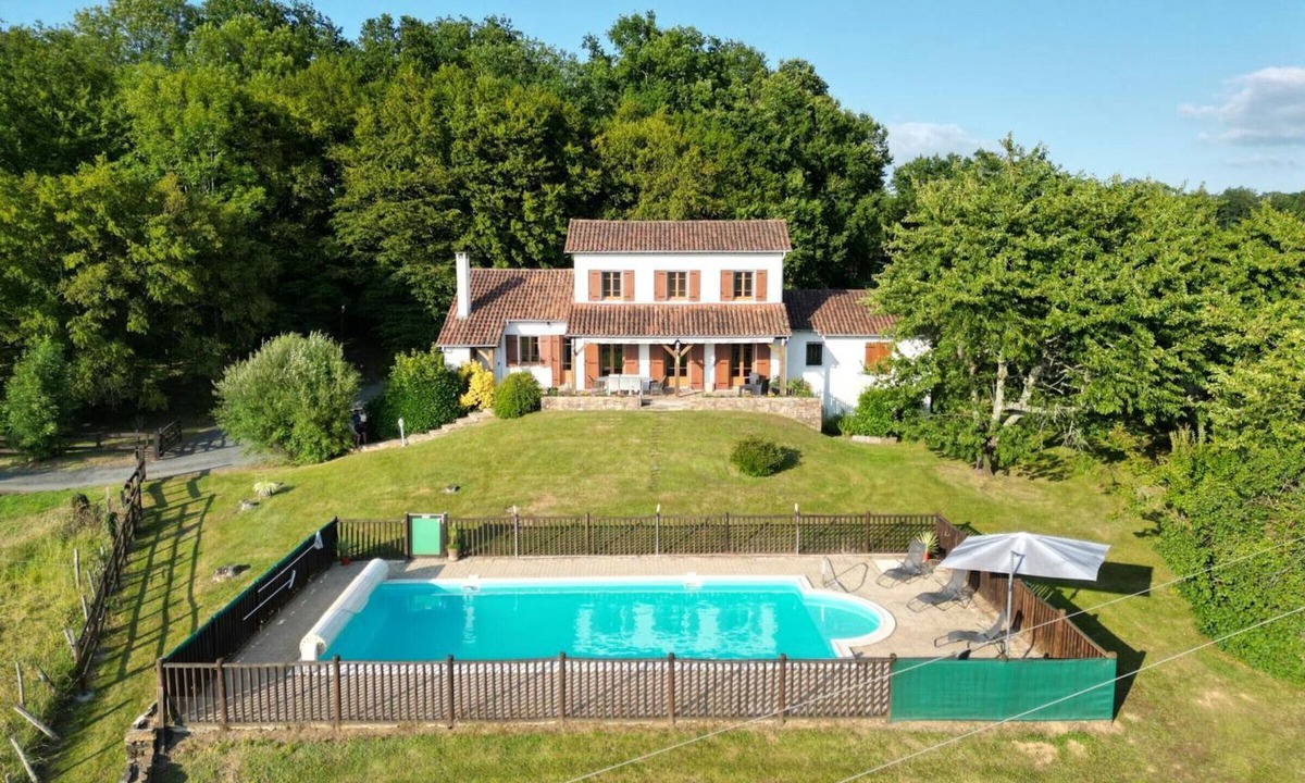 Lanouaille Cottage | Spacious house with private pool, wifi and parking in Lanouaille