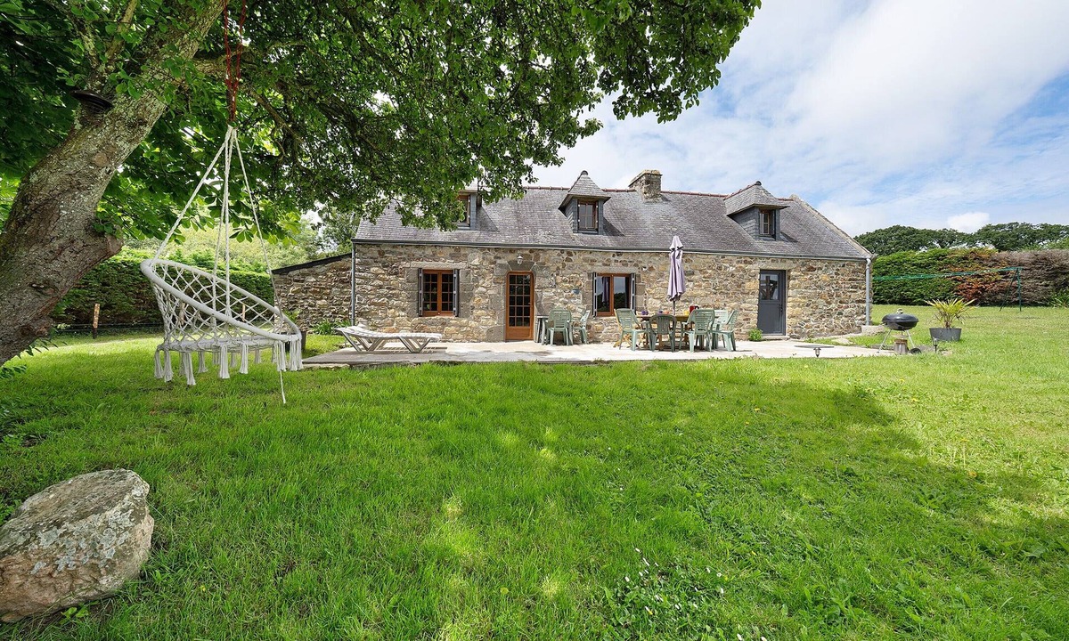 Crozon House | Spacious House with Gardens, Near GR34, Crozon