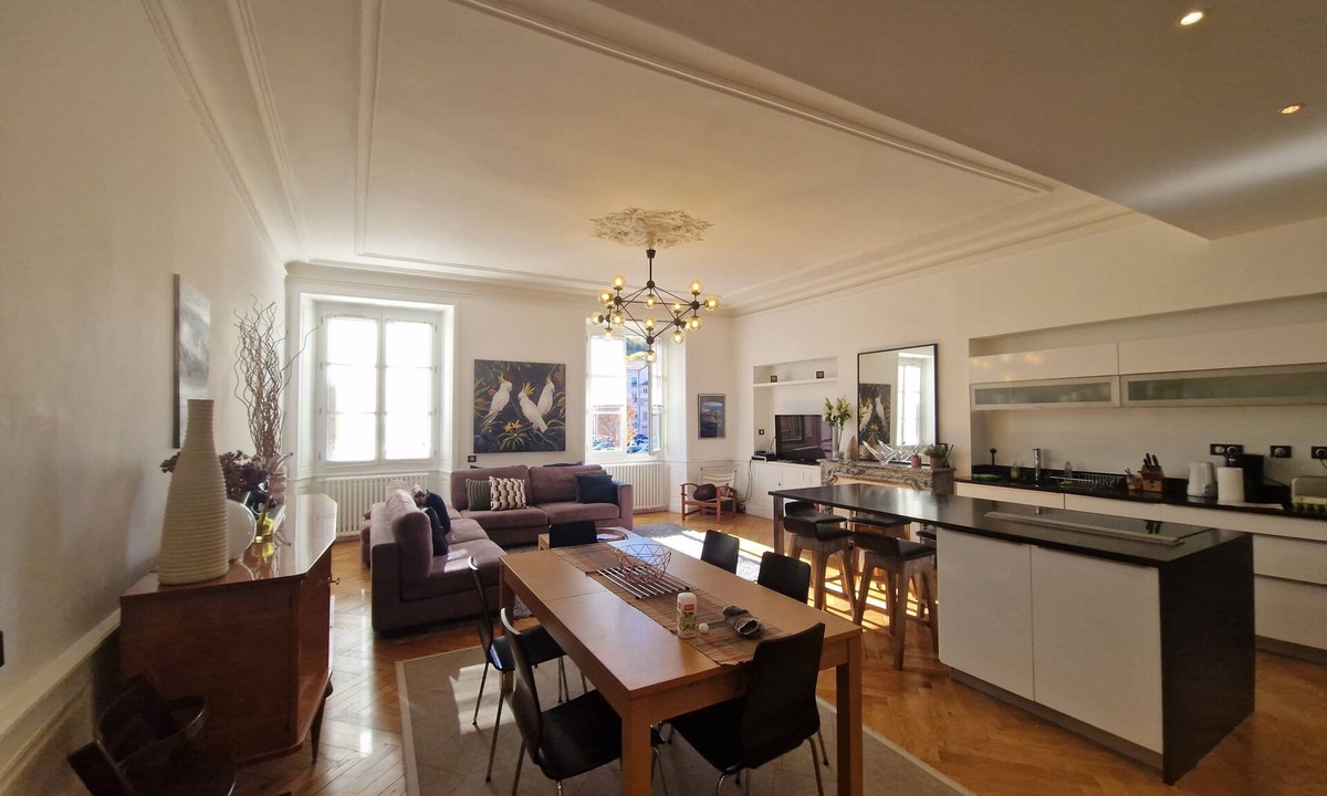 Le Puy-en-Velay Apartment | Spacioux appartement de style rénové avec grand terrace et parking privée.