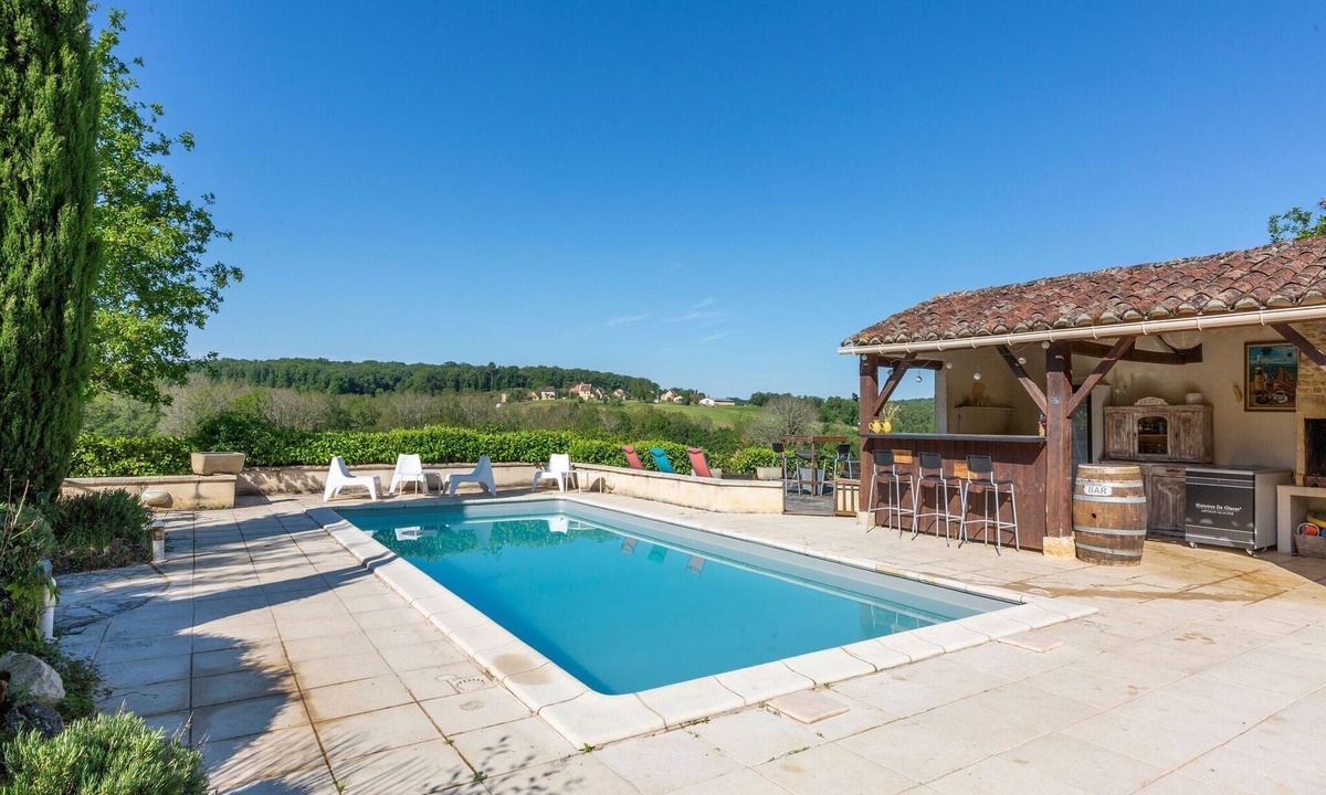 Degagnac House | Splendid Holiday Home in Dégagnac with heated Swimming Pool and jacuzzi