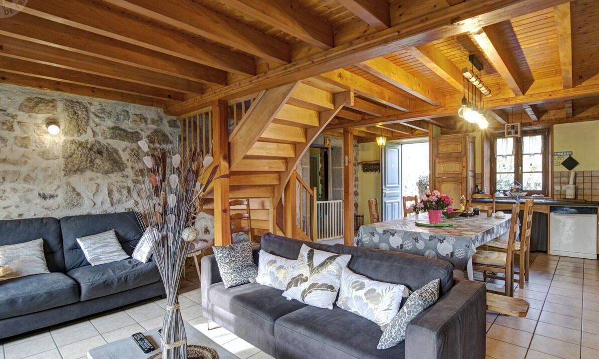 Perigneux Cottage | Stone cottage in Périgneux, sleeps 6, pets allowed
