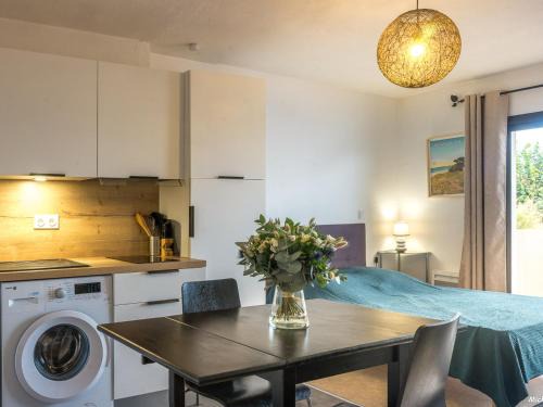 Larmor-Plage Apartment | Studio à Larmor-Plage: balcon, parking, à 500m de la mer et des commerces - FR-1-349-110