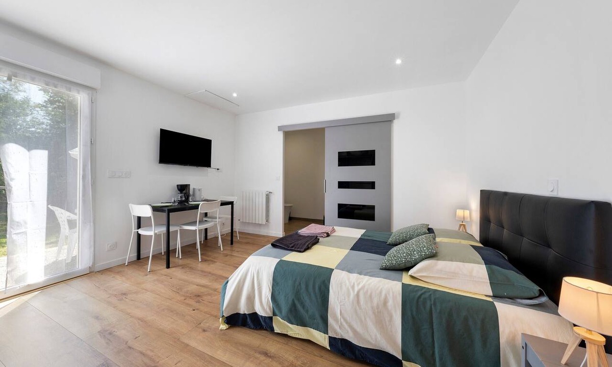 Hanvec Cottage | Studio '4' with Private Terrace, Shared Garden, SPA and Wi-Fi
