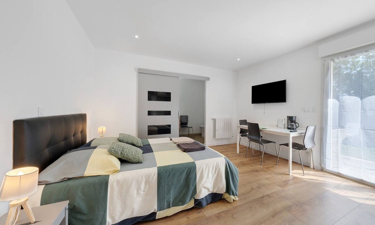Hanvec Cottage | Studio Apartment '1' with Private Terrace, Shared Garden and Wi-Fi