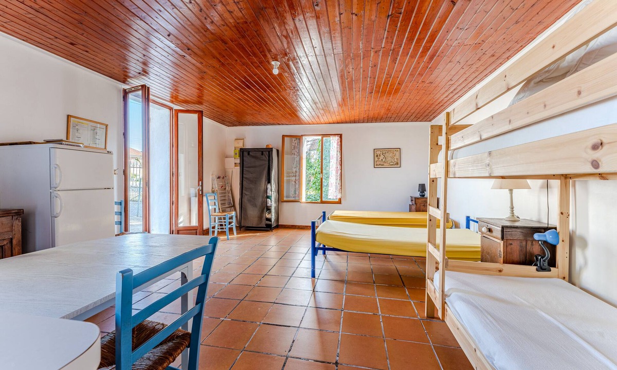 Belin-Beliet Apartment | Studio Apartment 'La Halte De Compostelle' with Private Terrace and Wi-Fi