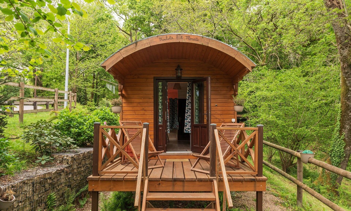 Saint-Ave Apartment | Studio Apartment 'Roulotte Du Moulin De Lesneve' with Private Terrace, Private Garden and Wi-Fi