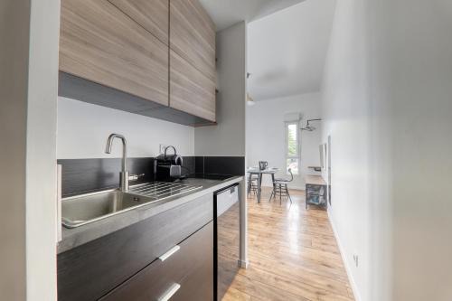 Montevrain Apartment | Studio Art - Shopping center and train station 500m - Disneyland Paris 5min