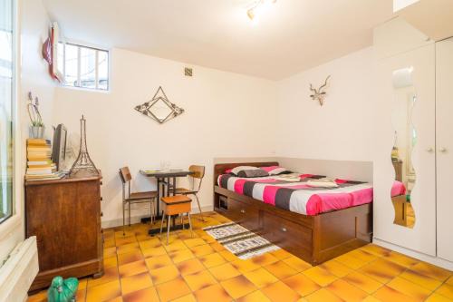 Hopital Saint-Louis Apartment | Studio at Colonel Fabien