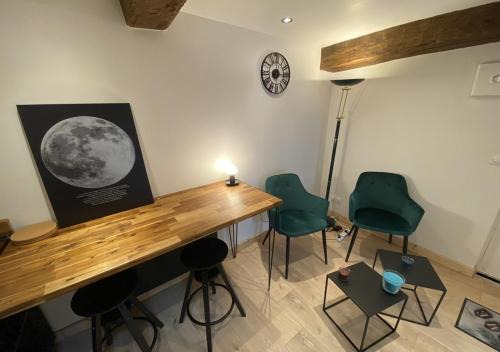 Saint-Brieuc Apartment | Studio au charme historique & pierres apparentes