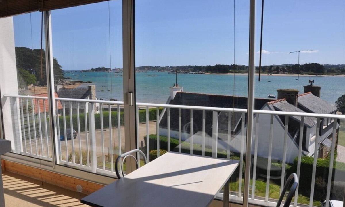Tregastel Apartment | Studio beautiful sea view, rocks and castle of Costaeres in TREGASTEL