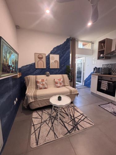 Briord Apartment | Studio Bleu tout équipé au calme proche des commerces