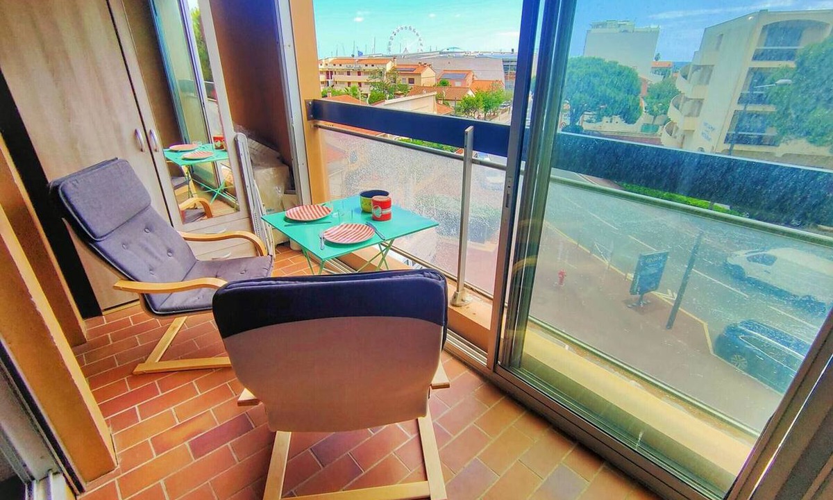 Le Port Apartment | Studio Cabin Sleeps 4 at Canet-Plage with Parking, Near Beach and Shops