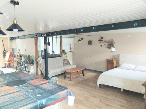 Saint-Priest Apartment | Studio calme avec billard