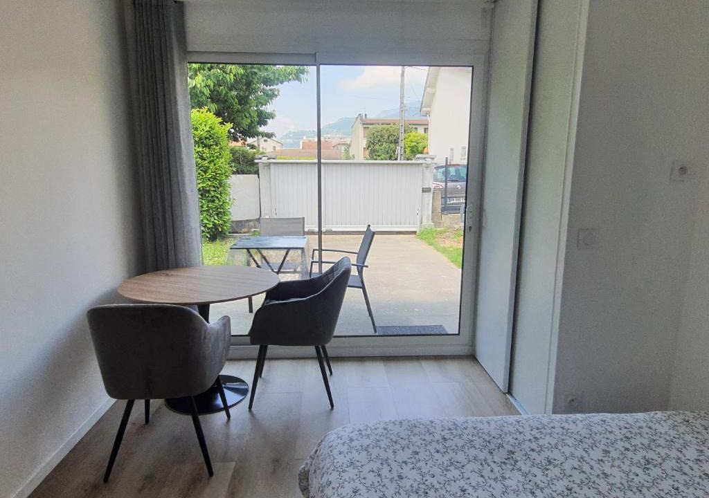 Saint-Martin-d'Heres Apartment | Studio calme dans villa habitée, parking privé et gratuit