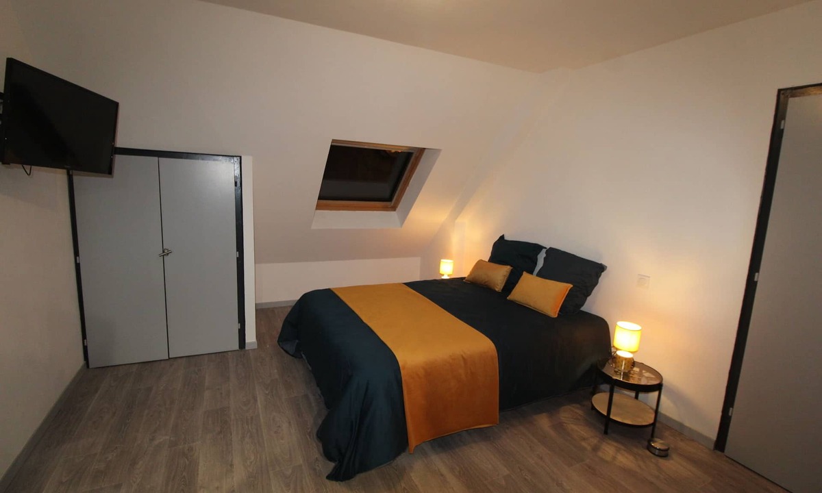Loudeac Apartment | STUDIO EAST private kitchen and bathroom wc